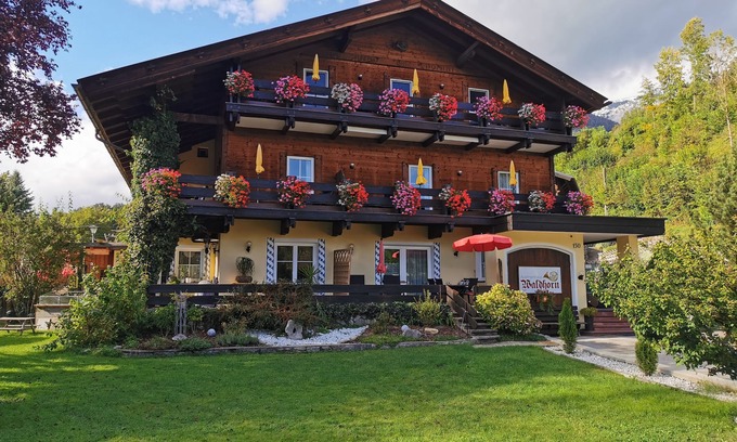 Sankt Wolfgang im Salzkammergut Appartement | WALDHORN/FEWO in a prime location with its own beach - 80m²/3 bedrooms