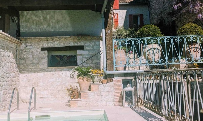 Lauzerte Appartement | Aux pieds de la cité médiévale de Lauzerte.Appartement tout confort avec piscine