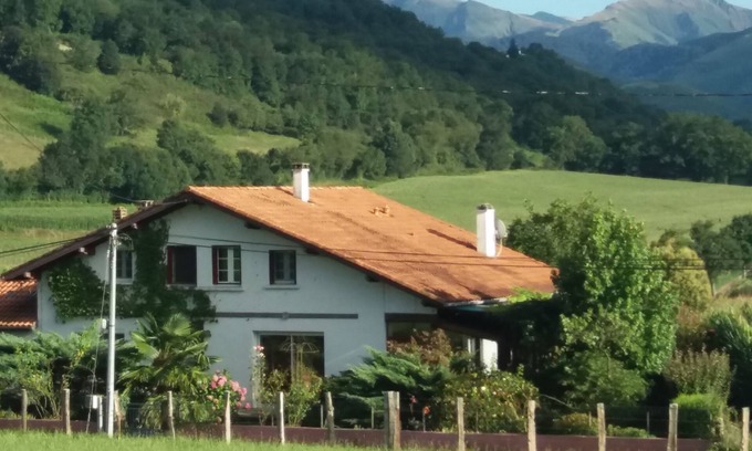 Bussunarits-Sarrasquette Appartement | At the foot of the Gamia pass, 10 minutes from St Jean Pied de Port, a beautiful apartment. 100m2