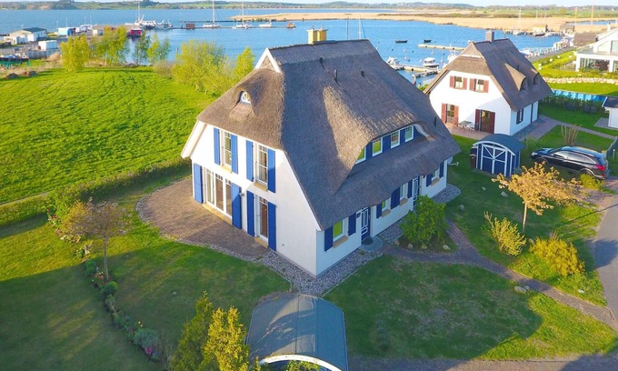 Monchgut-Granitz Maison | At the sailing harbor, terrace, garden, sea view - vacation home Boddentraum Abendrot