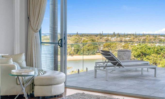 East Ballina Maison | At Whale View - Luxurious home overlooking Shaws Bay