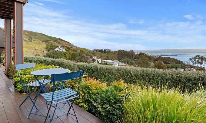 Atawhai Maison | Atawhai Waterfront Views - Nelson Holiday Unit