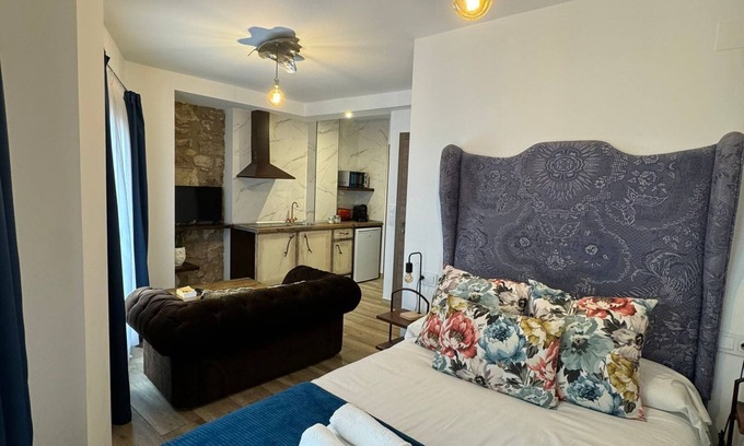 Old Town Appartement | ATENEO CUENCA, BOUTIQUE SUITES, with kitchen in the historic center.