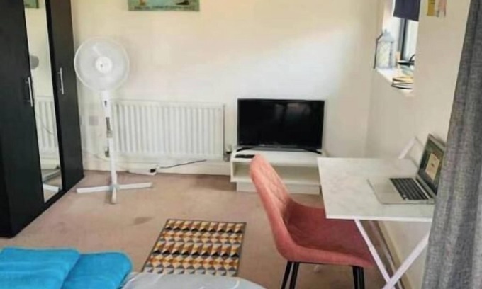 Thames Maison | Atom, Large 4/5 Bed House, Sleeps 12,Garden,London