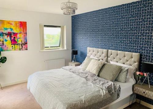 Thames Maison | Atom, Large 4 to 5 Bed House in East London, Sleeps 12, Garden, Parking, ideal for Contractors, Large Groups, Travellers