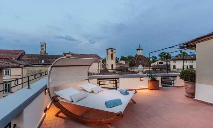 Lucca Historical Center Appartement | Attico esclusivo con grande terrazza e vista panoramica sulla città di Lucca