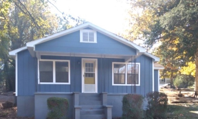 Grove Hill Maison | Attractive 2-bedroom, 1 & 1/2 bathroom house in Grove Hill w/WiFi and AC
