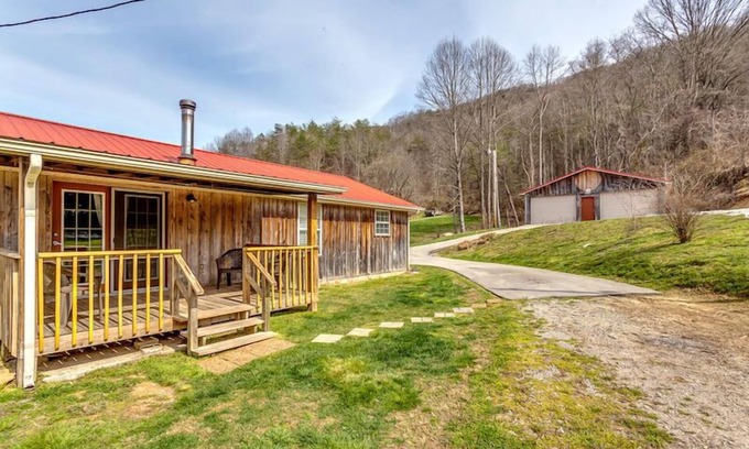 Duff Maison | Mountain Escape: Firepit, Trails & Scenic Views