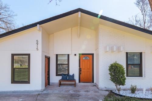 Sweetbriar Maison | ATX Summer 4 Big Group Sleeps10 King Bed & Rain shower, Walk 2 SoCO Eateries