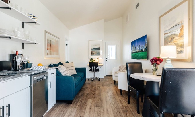 Sweetbriar Cottage | ATXSummerGem@SoCOKingBed