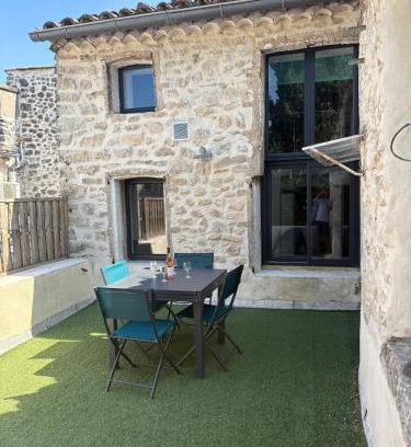 Salles-sous-Bois Maison | Atypical house with terrace
