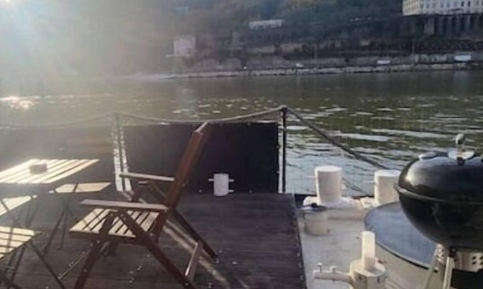 Grand Lyon Location De Bateaux | Péniche-logement atypique et paisible à Confluence
