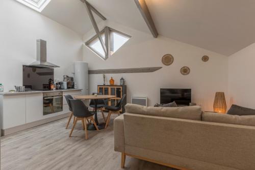 Castelsarrasin Appartement | ATYPIQUE - 2 chambres avec salles de bains, cuisine équipée, parking gratuit