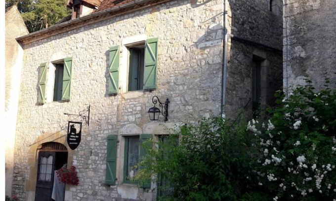 Saint-Cirq-Lapopie Appartement | Gîte au centre de St-Cirq avec jardin et vue panoramique exceptionnelle