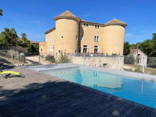 Lussan Appartement | Au pays de Gide appart feutré dans un château