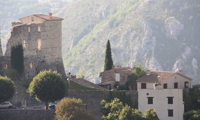 Greolieres Appartement | Au Pied du Château. Studio au coeur du village médiéval de Gréolières.