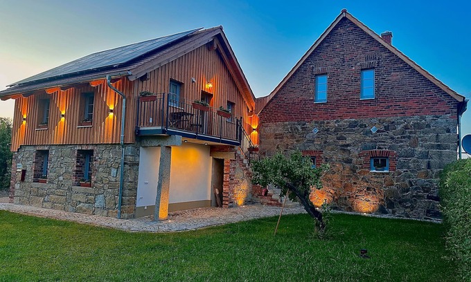 Konigshain Appartement | Aubrac Organic Farm Königshainer Berge with Private Garden, Balcony and Wi-Fi