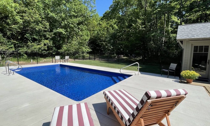 Harbert Maison | Aug 3 nt min10 Priv acres trails Heated Pool Pickle Ball Ping Pong FirePit