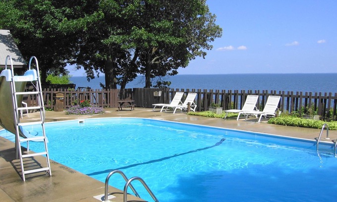 Walker Station Balnéaire | August 9-16 Charming 2-BRM resort cabin- Heated Pool, Beach, Lake Toys &Fishing
