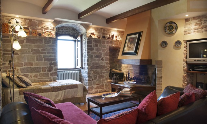 Spello Appartement | Escapade médiévale au sommet d'une colline avec vue panoramique (appartement Augustus)