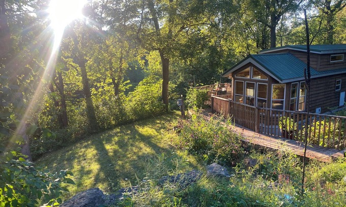 Dodgeville Cabine | Aunt Happy’s Hideaway: charming 2 bedroom cabin near Mineral Point