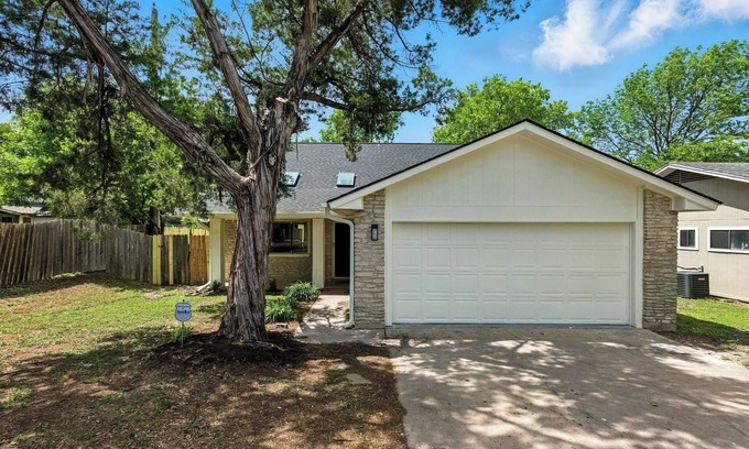 Sunridge South Maison | Austin 3BR/2.5BA Retreat with Backyard. 15 Mins From Downtown Austin