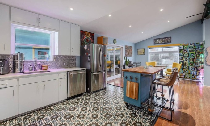 South Manchaca Maison | Austin Art House- Pet Friendly w/ Hot Tub