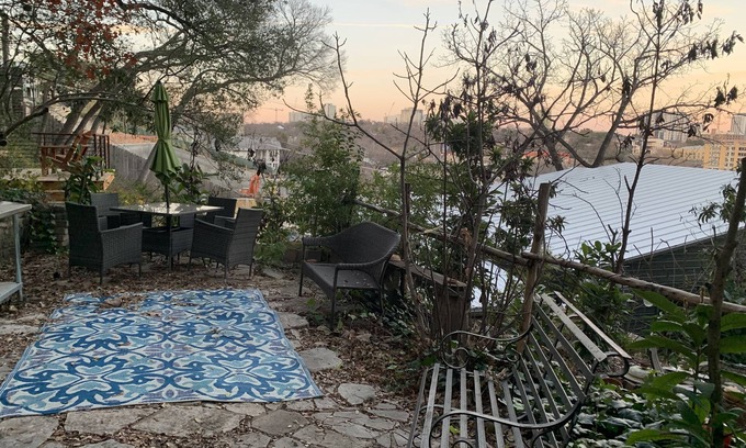 Clarksville Appartement | Austin Base Camp (Monthly)