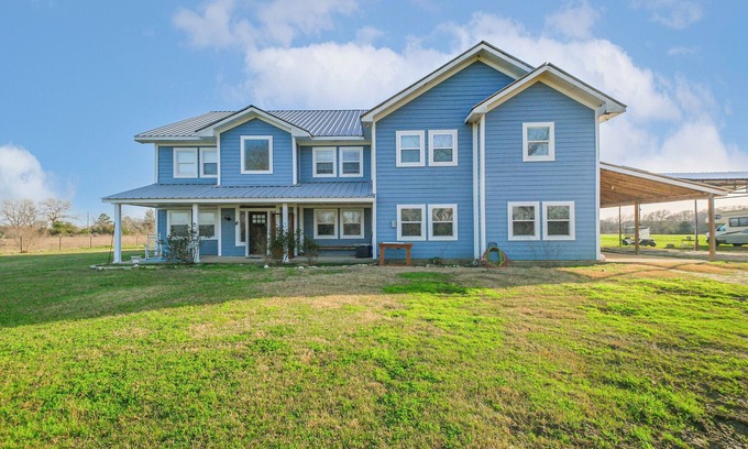 Bellville Maison | Austin Estate - Spacious home sleeps 24 in charming Bellville with a pool.