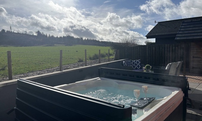Dumfries Cabine | Austin Lodge 5 - Dumfries, private Hot Tub, Smart TVs, wifi, beautiful views