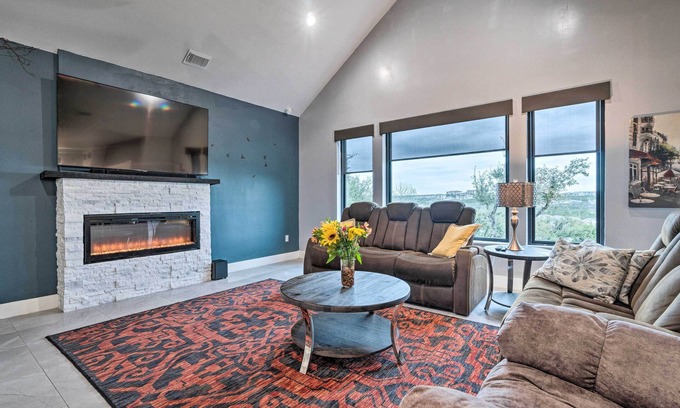 Comanche Trail Estates Maison | Austin Vacation Rental: 2 Mi to Lake Travis!