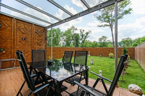 Leoben Appartement | AusZeit Steiraland 1 mit privaten Garten überdachter Terrasse und Parken