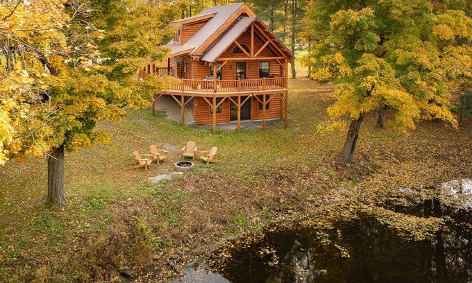 Rome Cabine | Authentic Adirondack Log Cabin with a Pond View