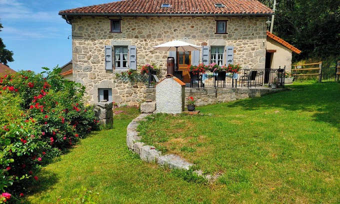 Omps Maison | Authentique maison de ferme prés d'un lac et des monts du Cantal.