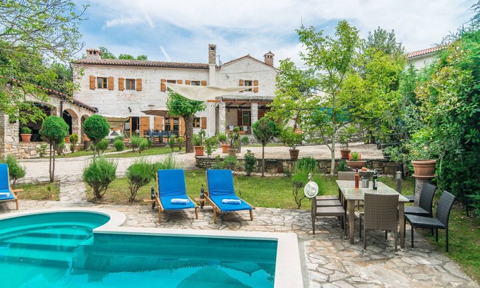 Municipality of Zminj Villa | Authentique villa de luxe en pierre d'Istrie avec piscine privée et charmant jardin verdoyant