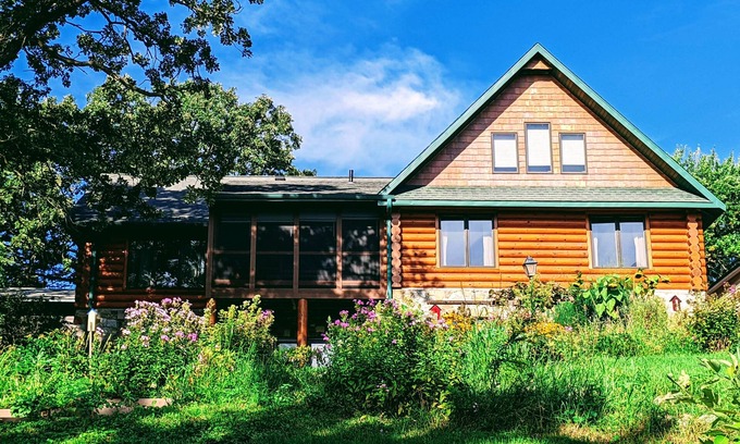 Albert Lea Maison | Happy Days Log Home and garden on Fountain Lake. Toys for all!