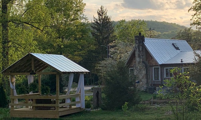 Druid Hills Cabine | Authentic NC Log Cabin~Pond View~Hot Tub~FRESH EGGS