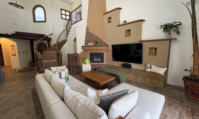 Taylor Ranch Maison | Authentic Southwest Experiance in Specious Custome Home for Ballon Fiesta.