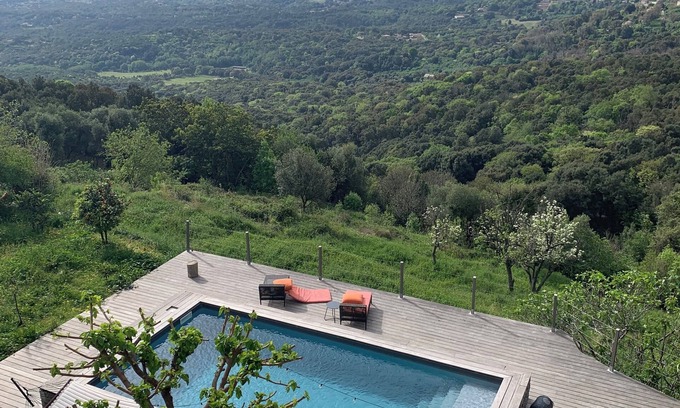Santa-Maria-Poggio Maison | Authentique Maison de Village en pierres avec piscine, vue imprenable sur la mer