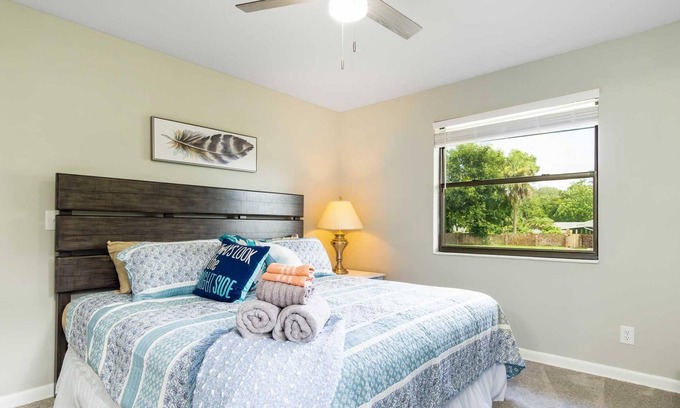 Arlington Maison | ~White Orchid Oasis Sleeps 9 Heated Pool~