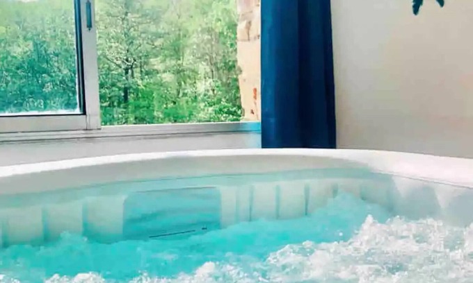 Sauvain Appartement | Aux bulles du Forez (loft avec jacuzzi intérieur privé)