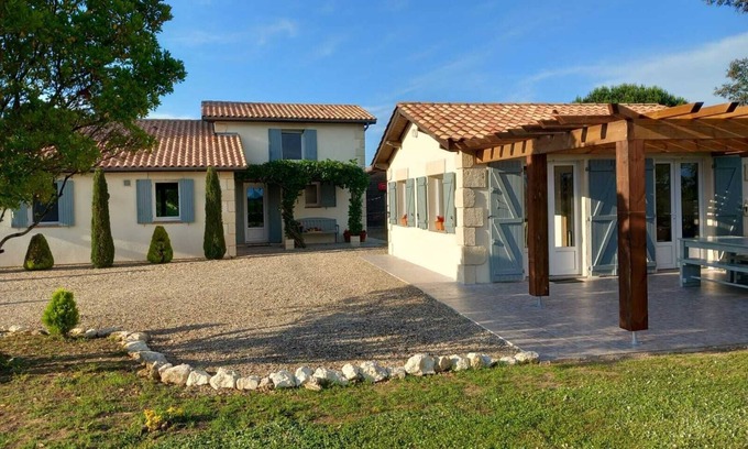Gontaud Maison | Maison de vacances rurale accueillante pour les familles avec piscine privée et vignoble limitrophe.
