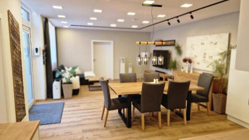 Hammerschmiede Appartement | AUXBRG - 4 Zimmer, XL Terrasse, 65 Zoll TV, PS4