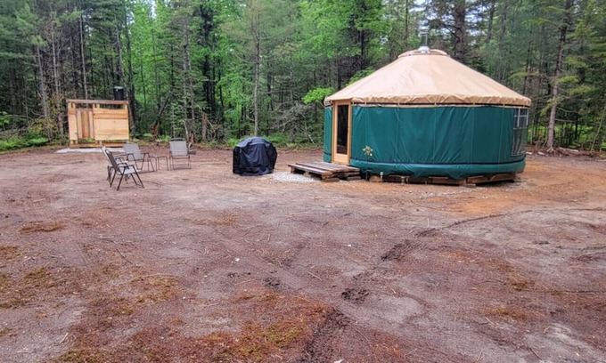Brownfield Location De VR | Ava Jade yurt nestled in the woods of Brownfield, Maine
