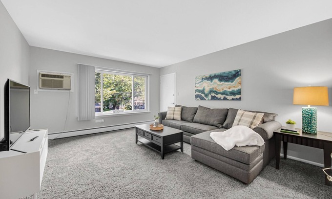 Crown Point Appartement | AVAIL 8/19 - 1 bed/1 bath downtown Crown Point