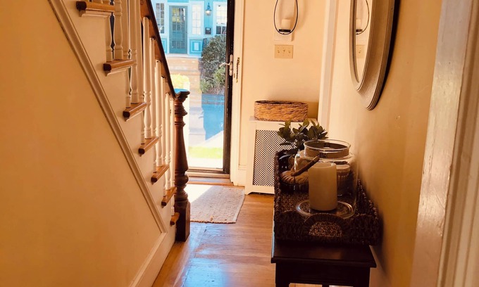 Bellevue Avenue Historic District Maison | Avail Sept-June. Charming 3 bedroom home. Walk to shops, restaurants, Cliff Walk