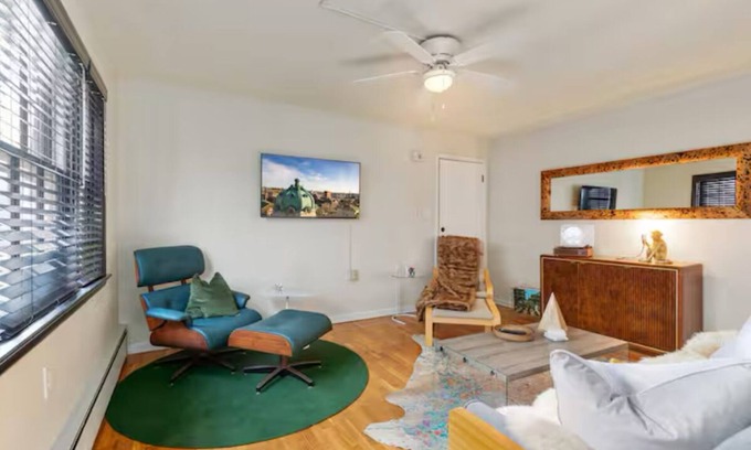 Old Town Winchester Appartement | Available for 2026 Apple Blossom Only! 2 Bedroom on Parade Route!