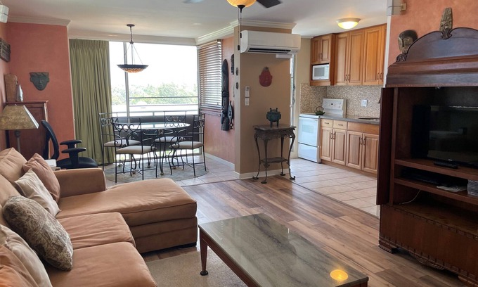 Diamond Head - Kapahulu - St. Louis Appartement | Disponible le 1er avril - Luxe près de la plage, vues avec piscine W / D, WiFi et parking