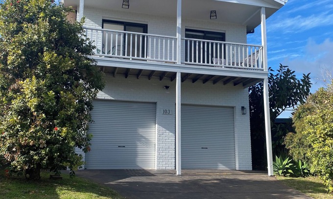 Rosebud Maison | Avenues gorgeous home 4 🛏️ 2 🛁 King bed AC wifi games room pets 👍 BBQ.