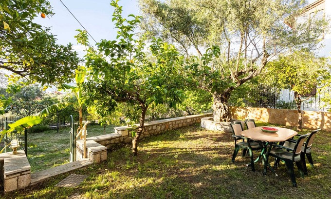 Avia Maison | Avia's Seaside Hideaway with Lush Garden